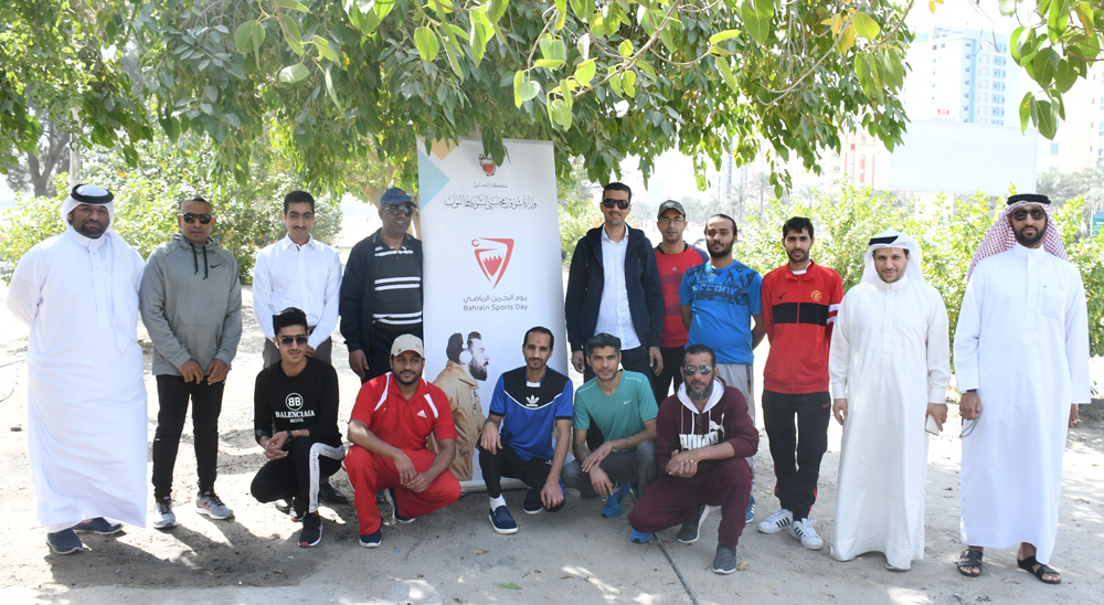 بمناسبة احتفال المملكة بيوم البحرين الرياضي، موظفو وزارة شؤون المجلسين يشاركون في فعالية المشي