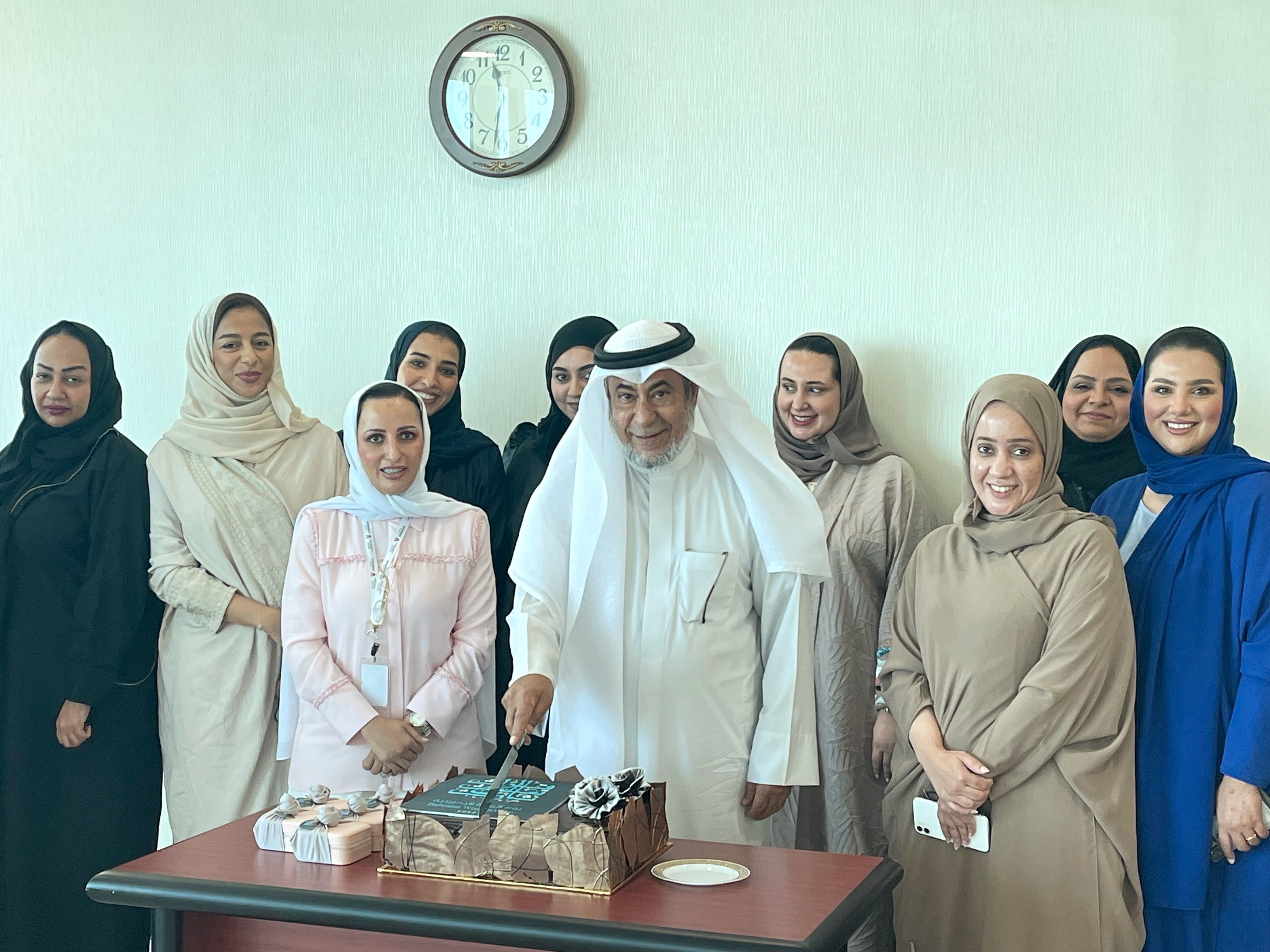 	خلال استقباله موظفات الوزارة بمناسبة يوم المرأة البحرينية 